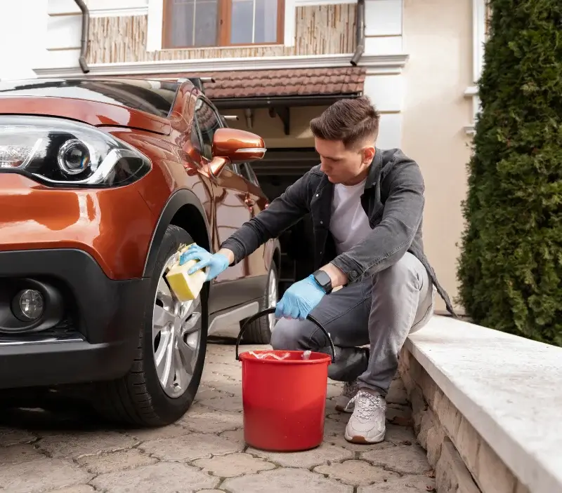 Lavage auto à domicile Rouilly-Sacey : professionnel intervenant sur un véhicule